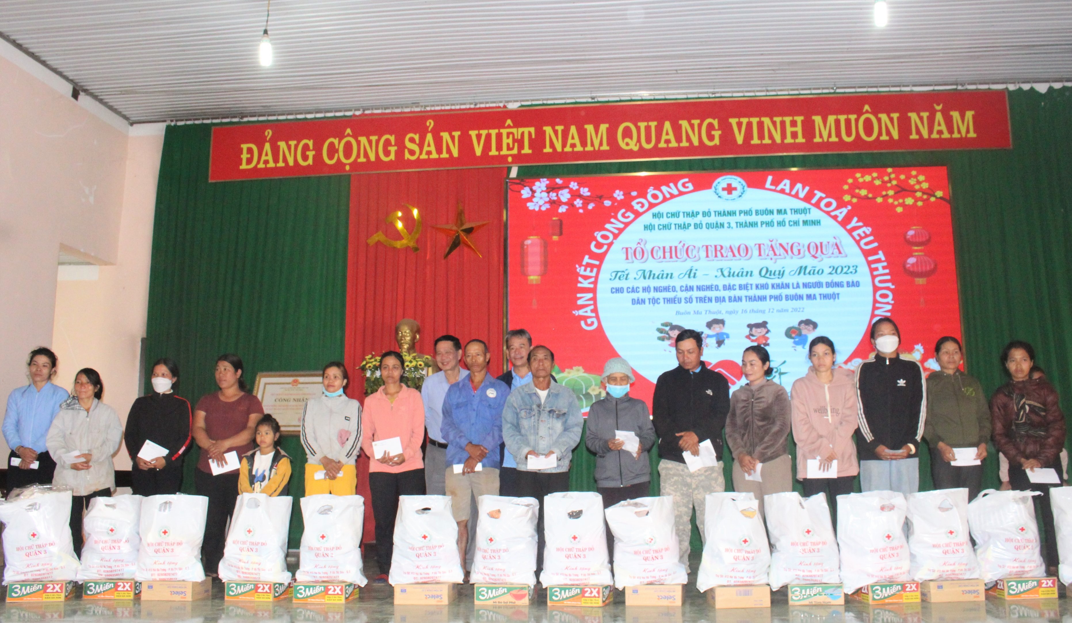 Hội Chữ thập đỏ TP. Buôn Ma Thuột tặng quà cho các hộ khó khăn người dân tộc thiểu số