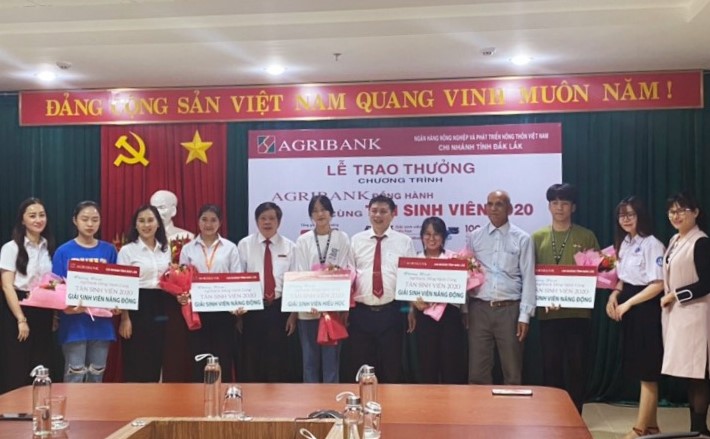 46 khách hàng trúng thưởng Chương trình Agribank đồng hành cùng tân sinh viên năm 2022