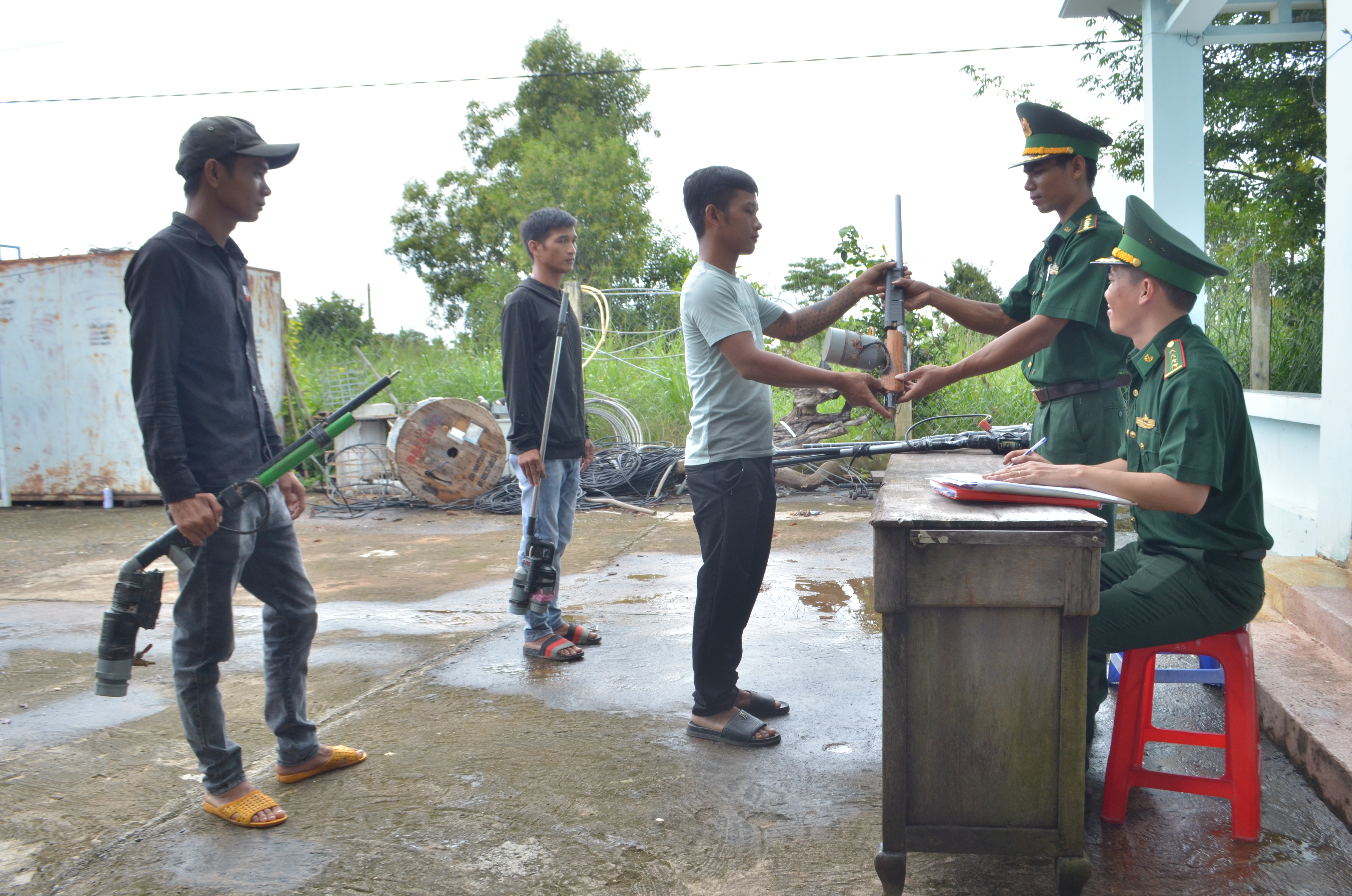 Bộ đội Biên phòng tỉnh Đắk Lắk quyết liệt trong thu hồi vũ khí, vật liệu nổ
