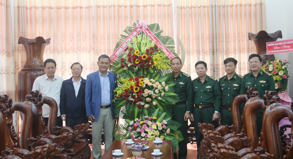 Phó Bí thư Tỉnh uỷ Y Biêr Niê thăm, chúc mừng Bộ Chỉ huy Bộ đội Biên phòng tỉnh nhân ngày 22/12