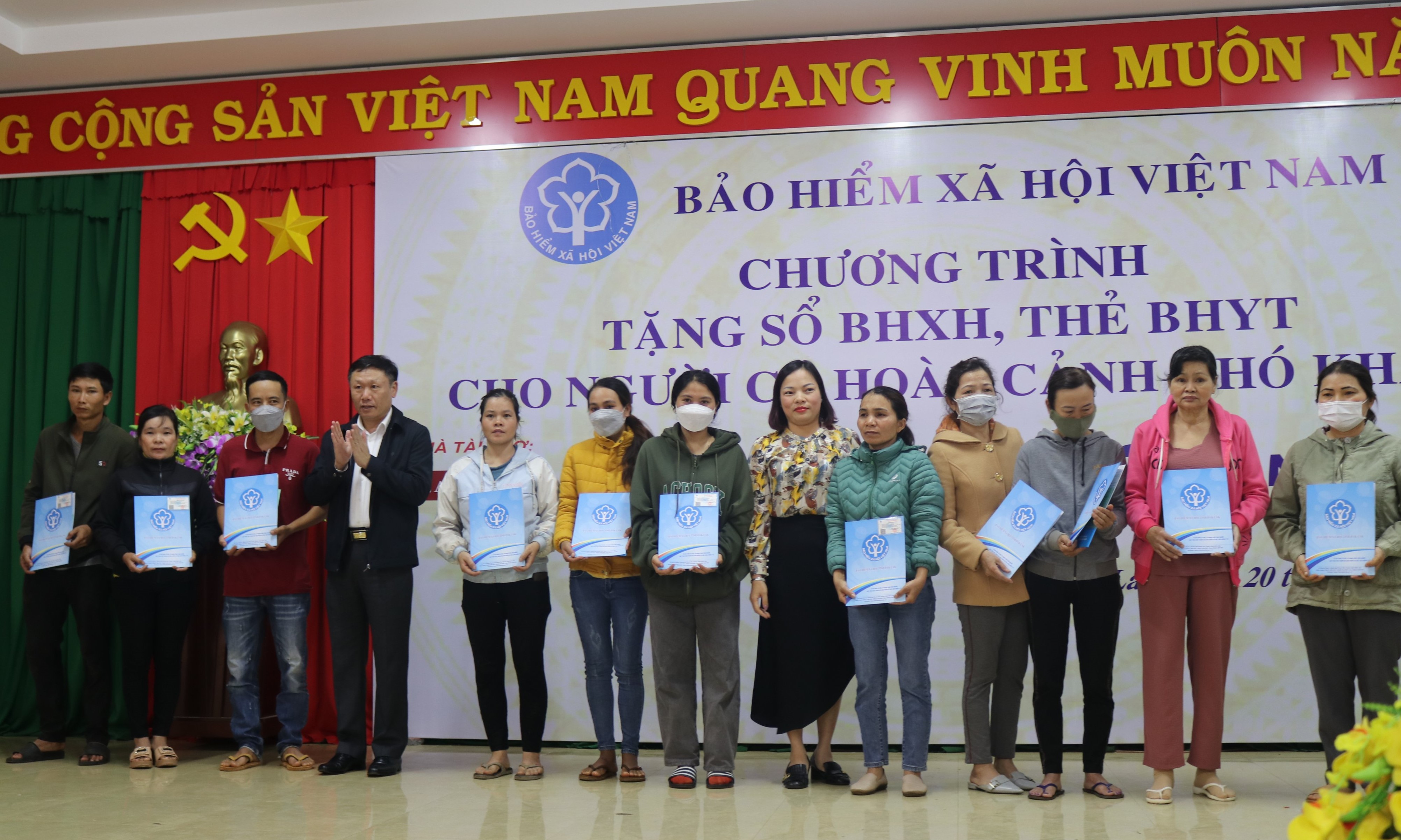 Trao tặng sổ BHXH và thẻ BHYT cho người có hoàn cảnh khó khăn