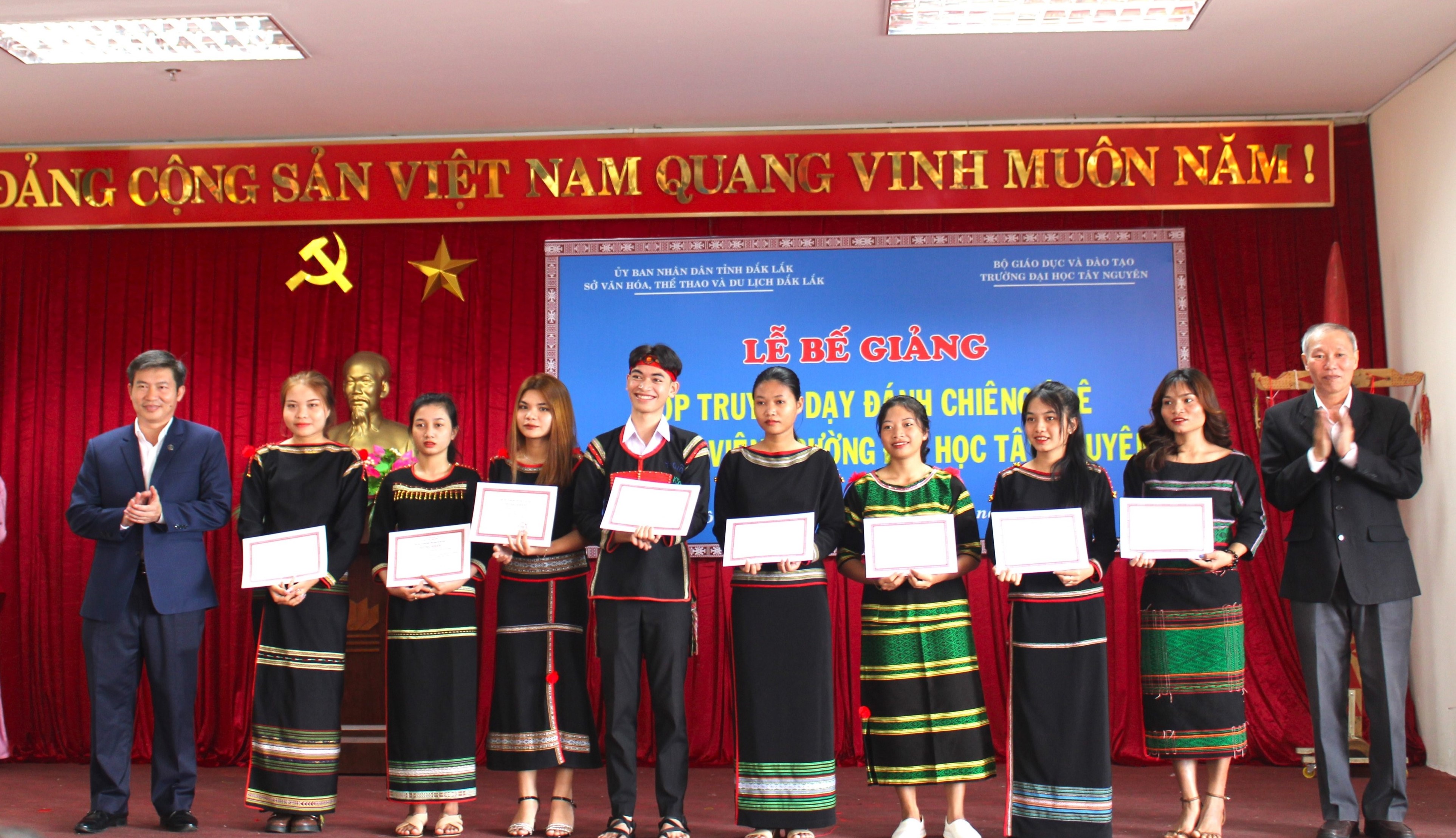 Bế giảng lớp truyền dạy đánh chiêng Êđê cho sinh viên Trường Đại học Tây Nguyên