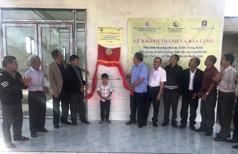 Trao nhà tình thương cho nạn nhân da cam huyện Buôn Đôn