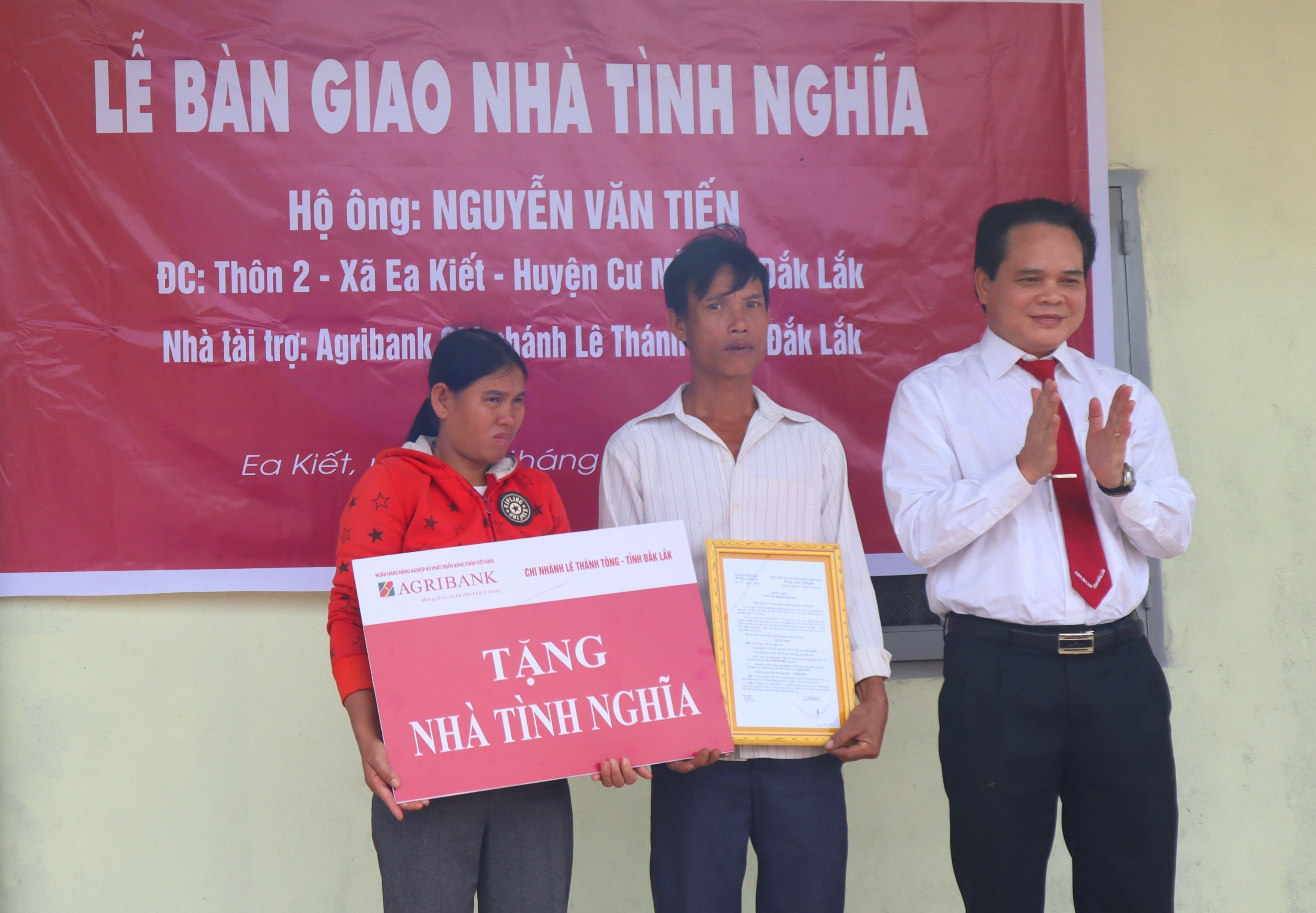 Agribank tỉnh Đắk Lắk trao tặng Nhà tình nghĩa cho hộ nghèo