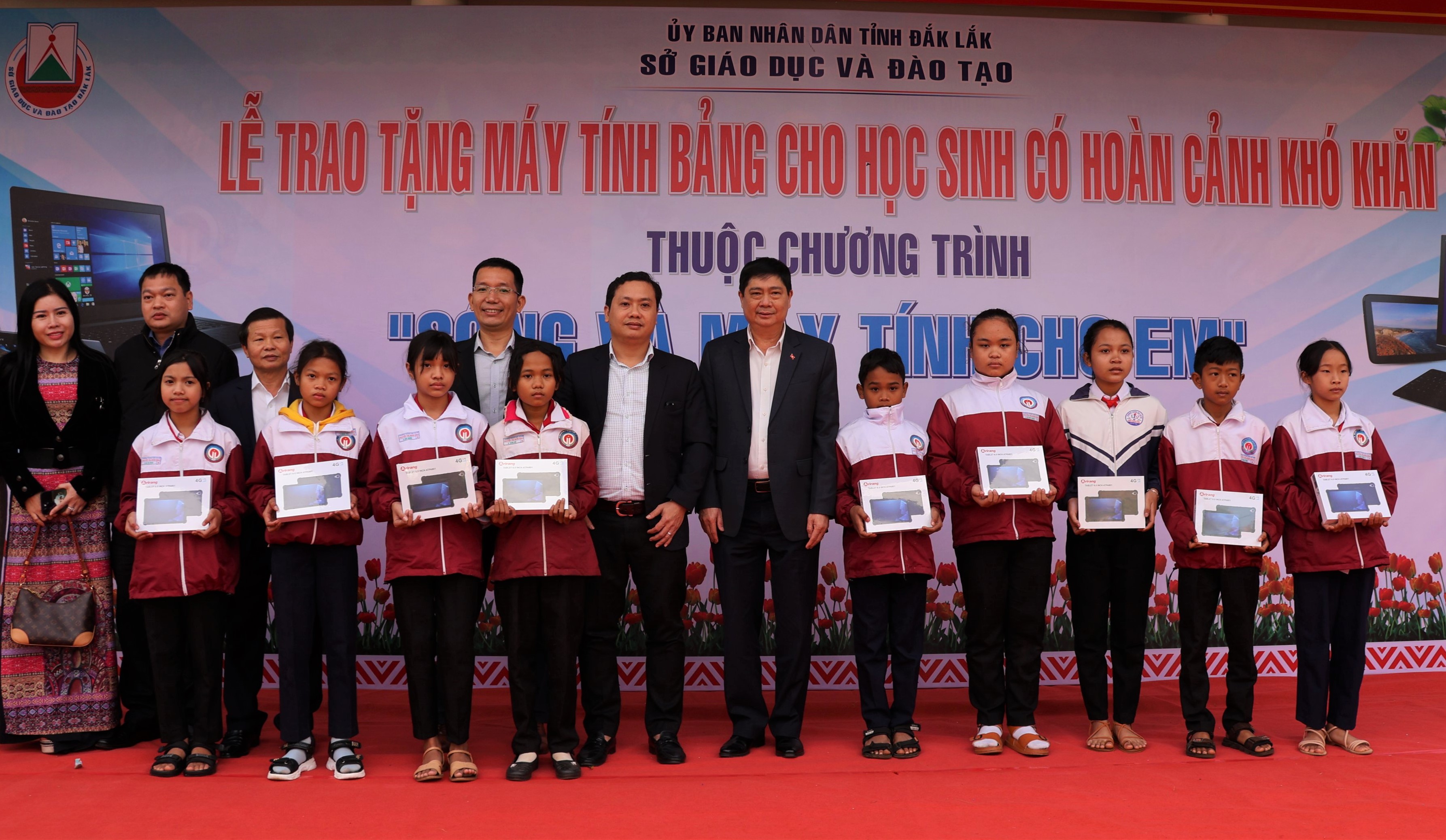 Đắk Lắk trao tặng 14.000 máy tính bảng cho học sinh khó khăn