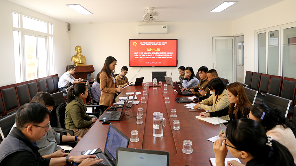 Trung tâm Phục vụ hành chính công tỉnh tập huấn nghiệp vụ tiếp nhận và trả kết quả giải quyết thủ tục hành chính