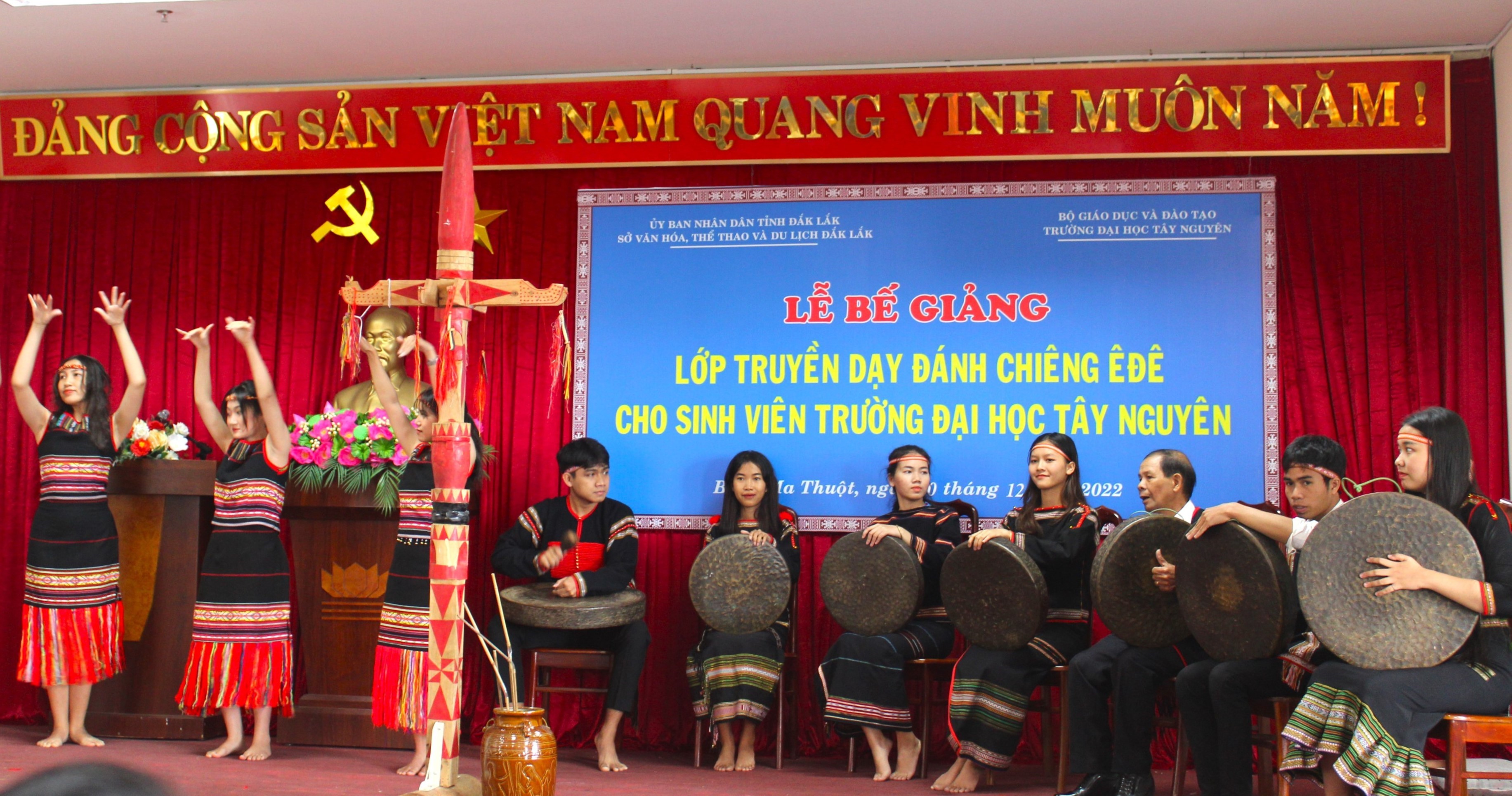 Closing the class for teaching the practice of Ede gong for students of Tay Nguyen University