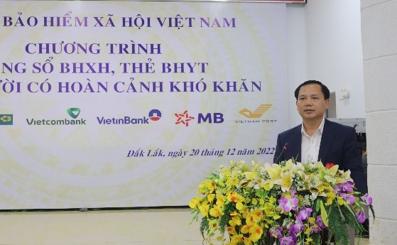 Presenting social insurance books and health insurance cards to people with difficult circumstances