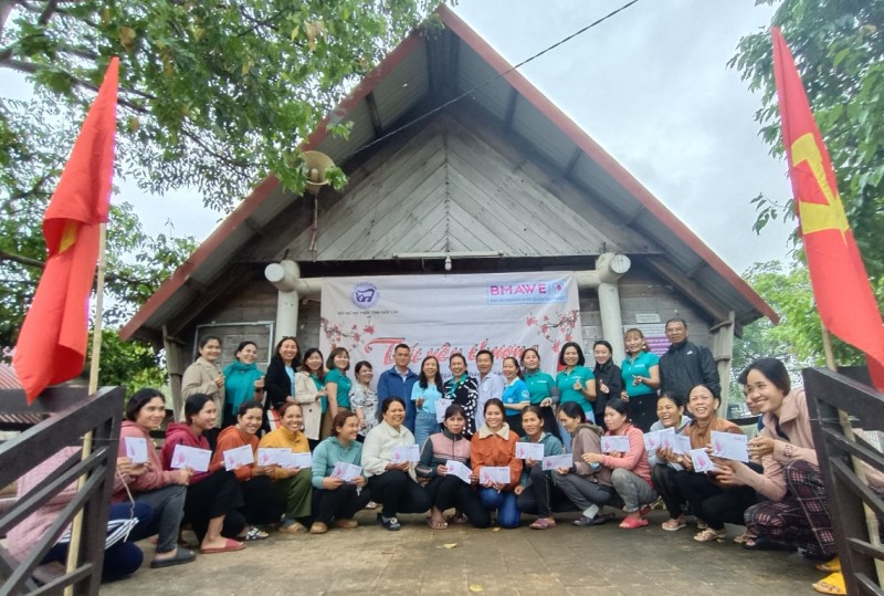 Chương trình Tết yêu thương năm 2023: Trao tặng 41 suất quà cho các gia đình khó khăn