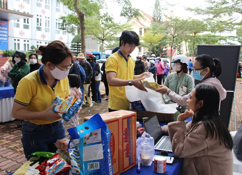 “Siêu thị mini Tết 0 đồng năm 2023” hỗ trợ 800 người lao động khó khăn tỉnh Đắk Lắk đón Tết