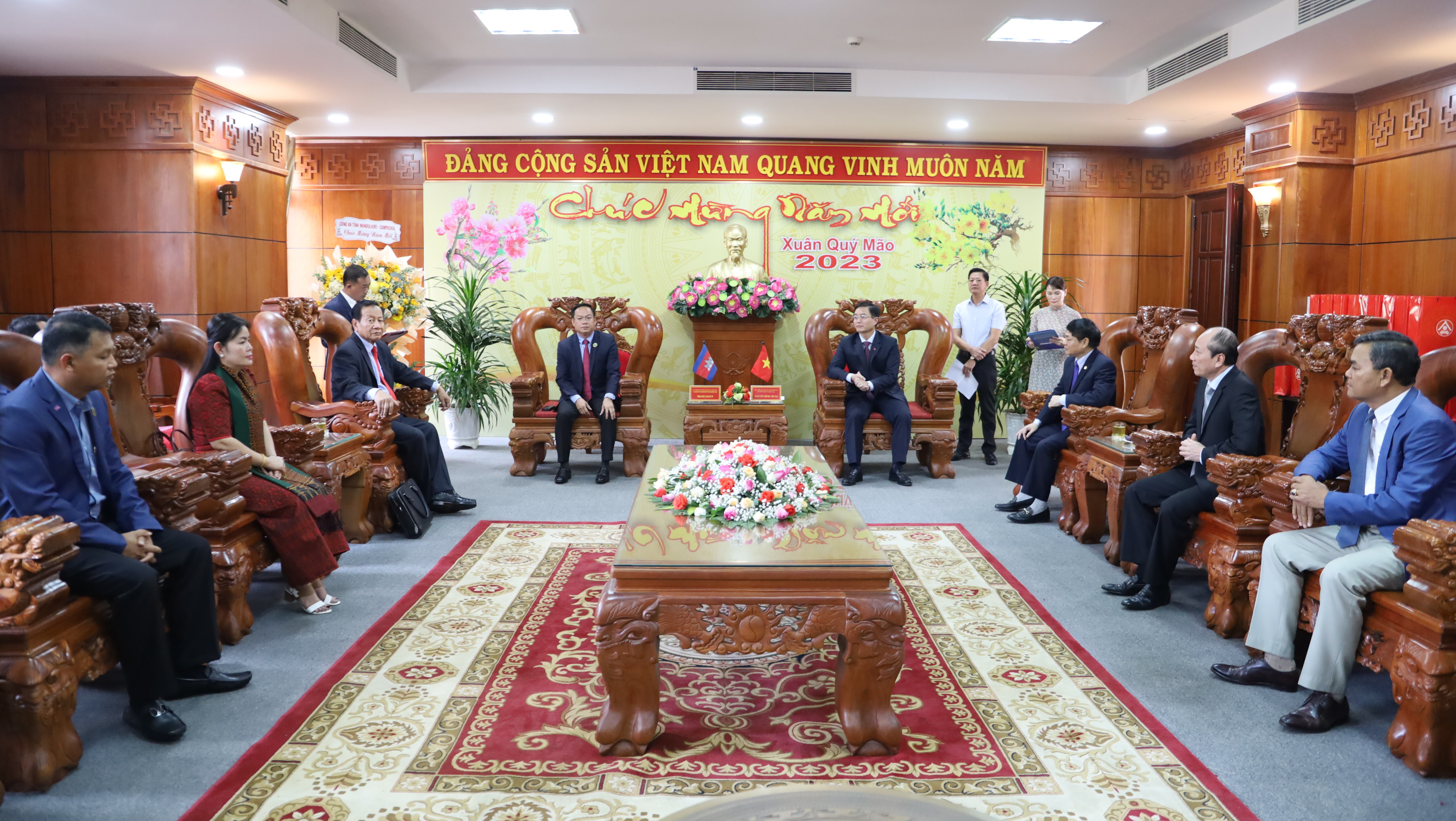 Đoàn công tác tỉnh Mondulkiri thăm, chúc Tết tại Đắk Lắk