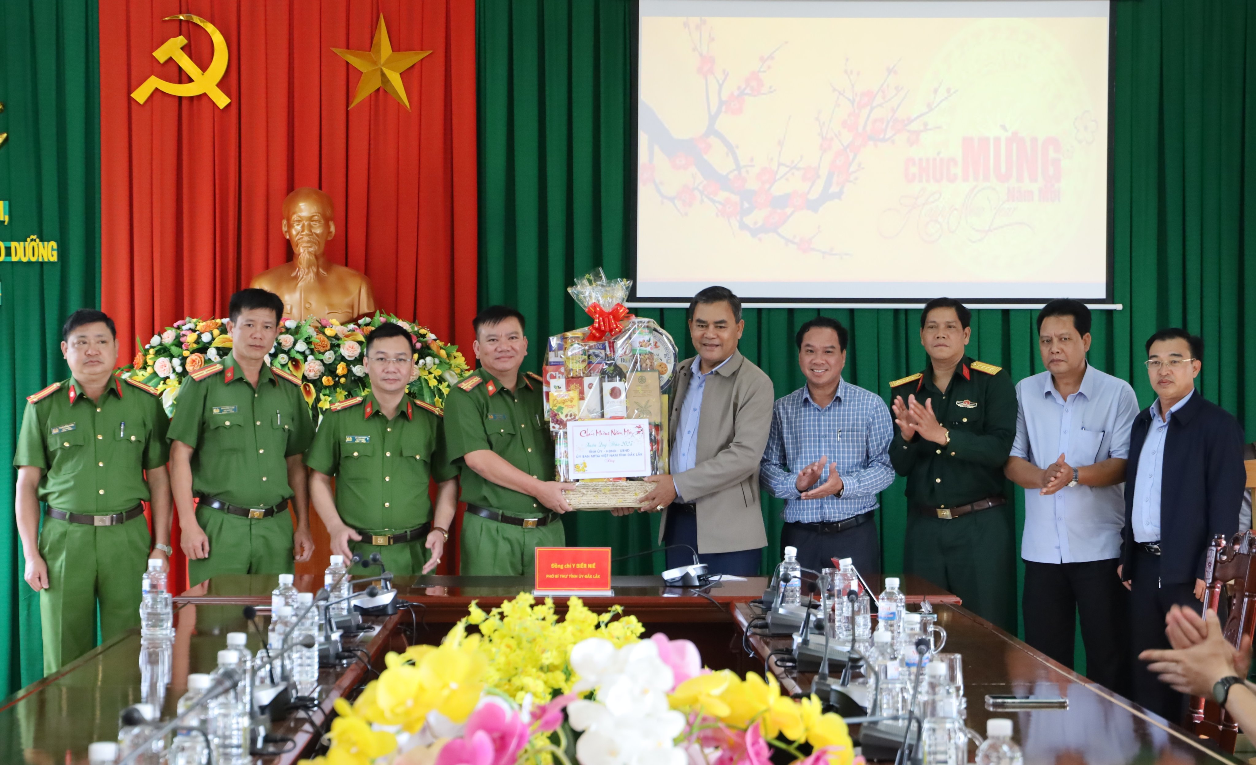 Phó Bí thư Tỉnh ủy Y Biêr Niê thăm, chúc Tết các đơn vị lực lượng vũ trang