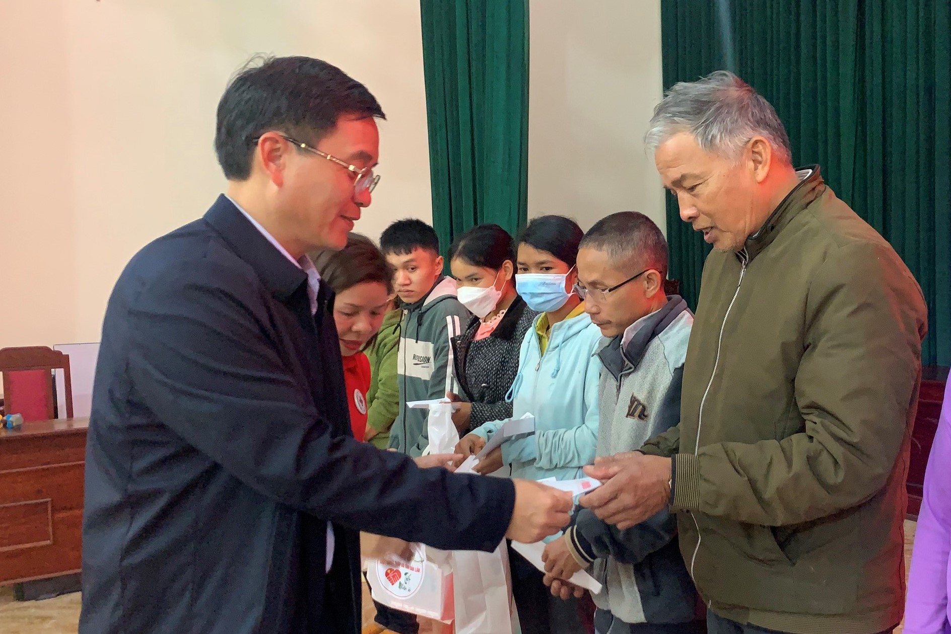 Tặng quà “Tết Nhân ái” cho các gia đình nghèo, có hoàn cảnh khó khăn