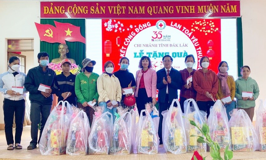 Agribank tỉnh Đắk Lắk tặng hơn 1.700 suất quà trong dịp Tết Nguyên đán Quý Mão 2023