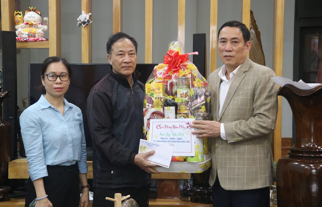 Phó Chủ tịch UBND tỉnh Võ Văn Cảnh thăm, tặng quà các tập thể, cá nhân dịp Tết Nguyên đán 2023