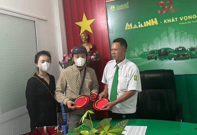 Tài xế taxi trả lại 1,8 cây vàng cùng nhiều tài sản có giá trị cho khách để quên