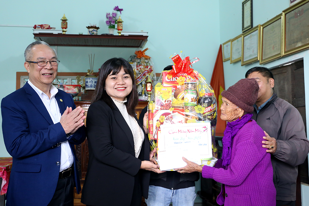 Phó Chủ tịch UBND tỉnh H’ Yim Kđoh thăm, tặng quà Tết tại huyện Krông Bông