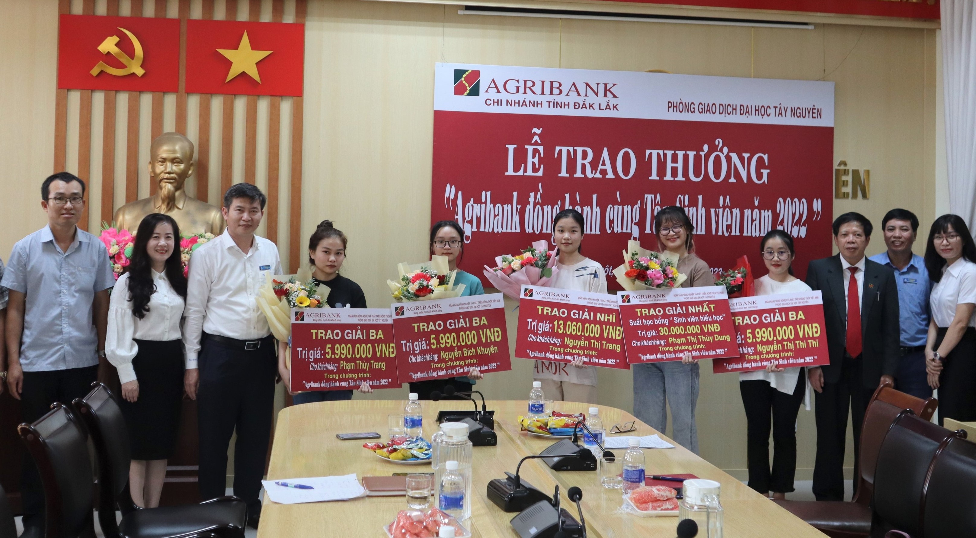 Agribank tỉnh Đắk Lắk trao giải cho sinh viên trúng thưởng