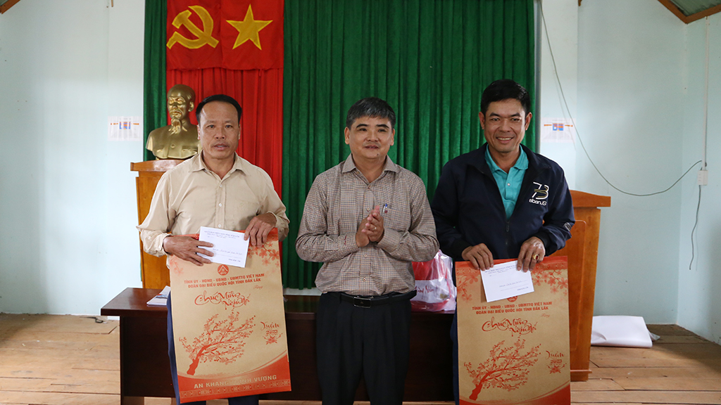 Văn phòng UBND tỉnh thăm, chúc Tết và tặng quà Buôn kết nghĩa nhân dịp Tết Nguyên đán Quý Mão 2023