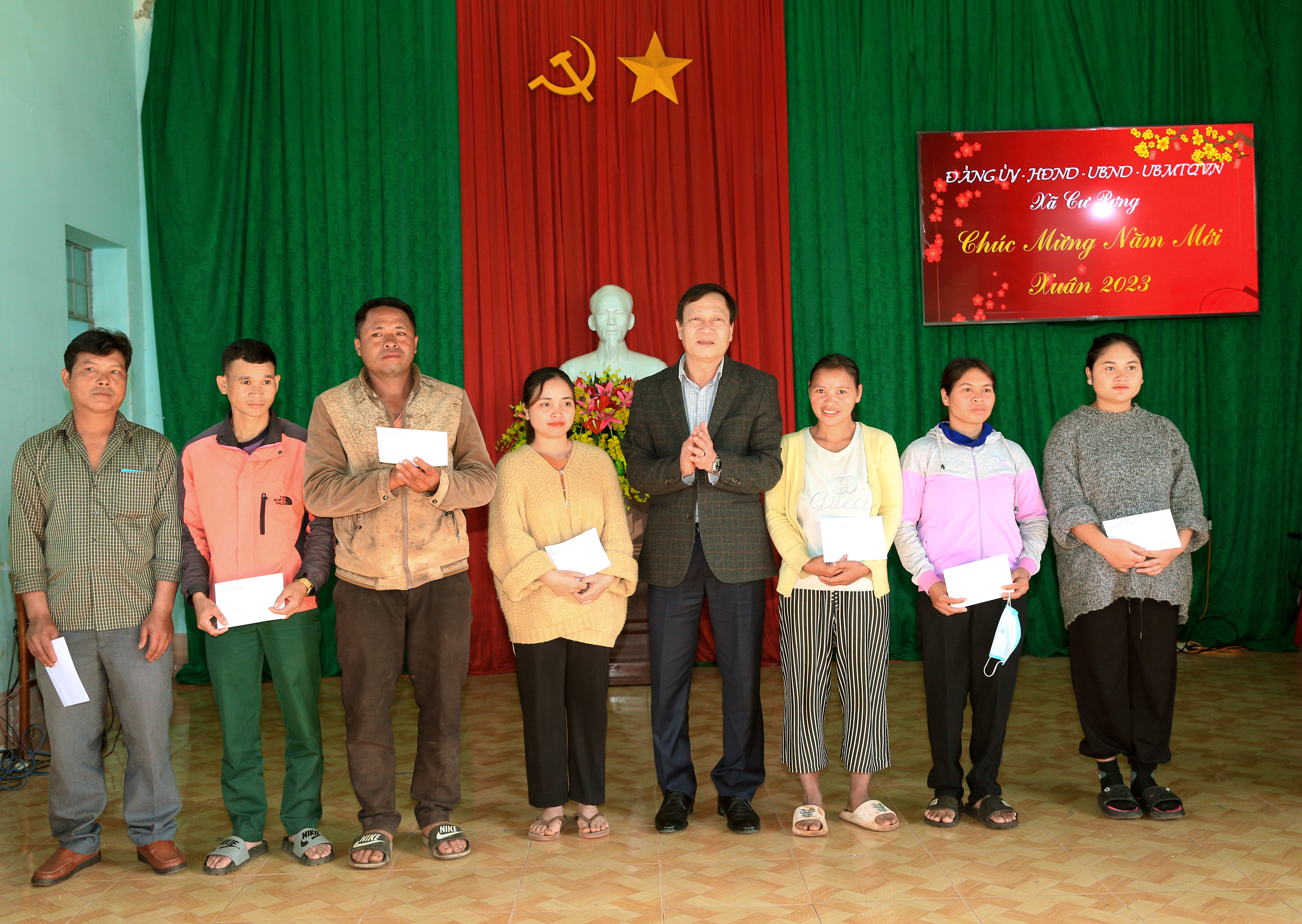 Thường trực HĐND tỉnh thăm, chúc Tết các gia đình chính sách, hộ nghèo, đối tượng tiêu biểu