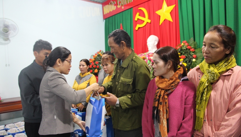 Đoàn ĐBQH tỉnh thăm, chúc Tết, tặng quà tại huyện M’Drắk và Ea Kar