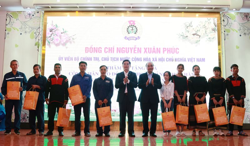 Chủ tịch nước Nguyễn Xuân Phúc thăm, tặng quà Tết cho 200 công nhân tỉnh Đắk Lắk