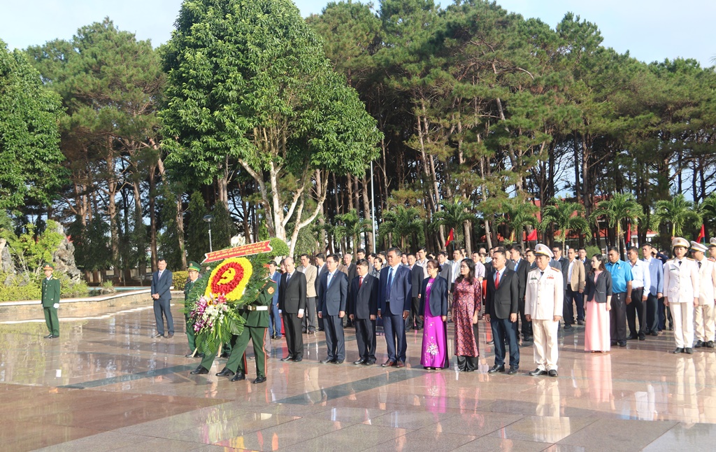 Lãnh đạo tỉnh viếng Nghĩa trang Liệt sỹ nhân dịp Tết Nguyên đán Quý Mão năm 2023