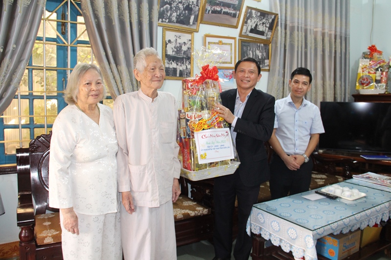 Lãnh đạo UBND tỉnh thăm, chúc tết các đơn vị và người có công