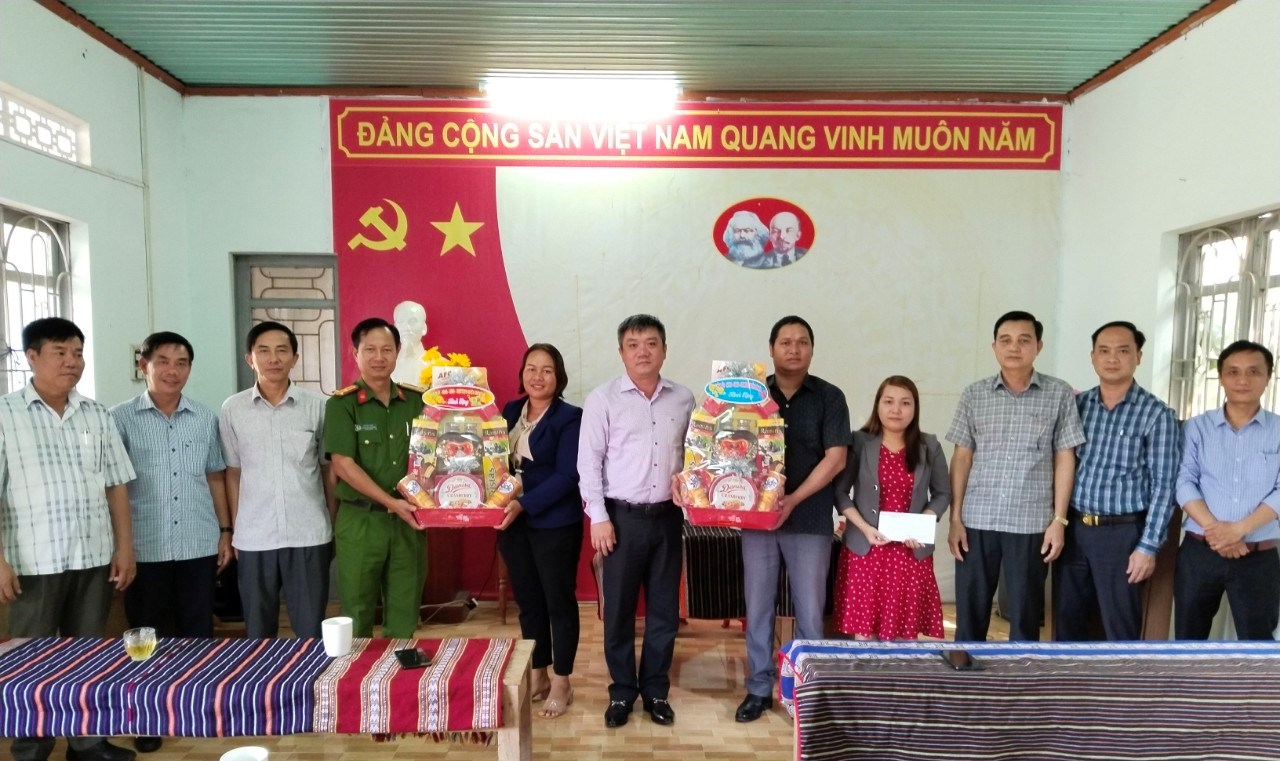 Huyện Krông Ana: Thăm, tặng quà Tết cho các tập thể, cá nhân dịp Tết Nguyên đán Quý Mão năm 2023