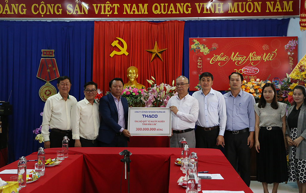 Ủy ban MTTQ Việt Nam tỉnh tiếp nhận kinh phí hỗ trợ Quỹ “Vì người nghèo”