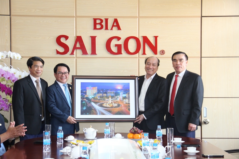 Chủ tịch UBND tỉnh Phạm Ngọc Nghị thăm, tặng quà các doanh nghiệp ra quân sản xuất đầu năm mới.