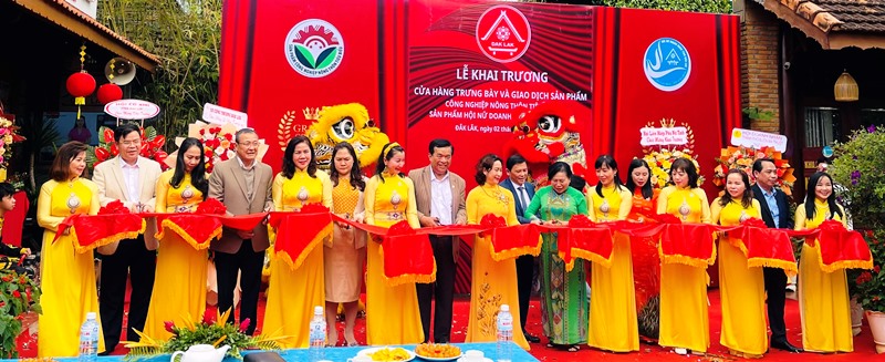 Khai trương Cửa hàng trưng bày và giao dịch sản phẩm công nghiệp nông thôn tiêu biểu.