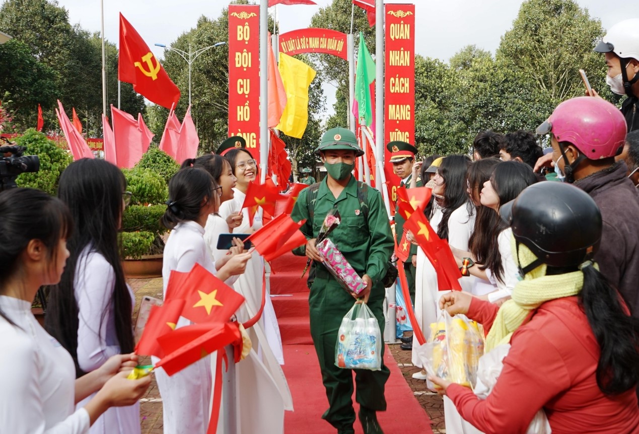 Thanh niên thị xã Buôn Hồ lên đường nhập ngũ