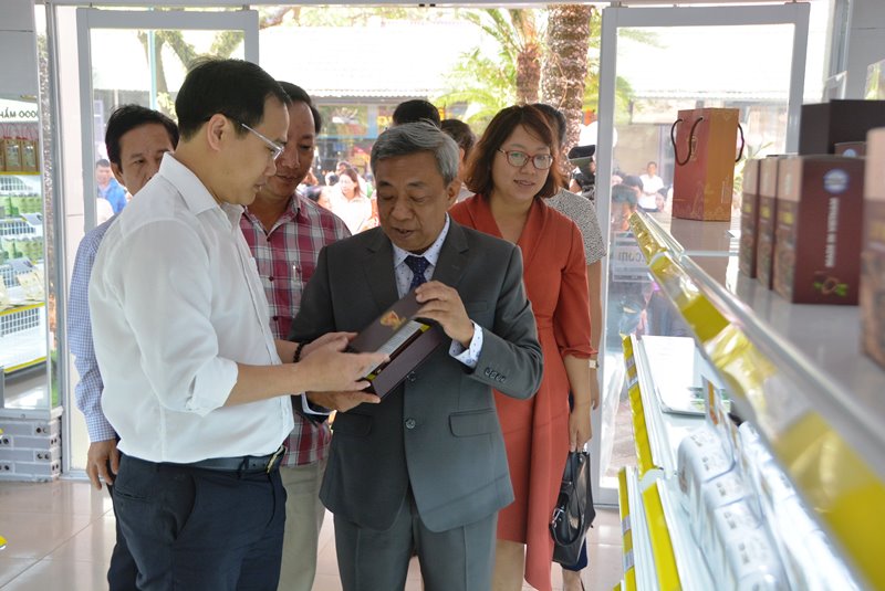 Khai trương điểm kết nối, trưng bày sản phẩm OCOP và nông nghiệp Tây Nguyên tại thành phố Buôn Ma Thuột.