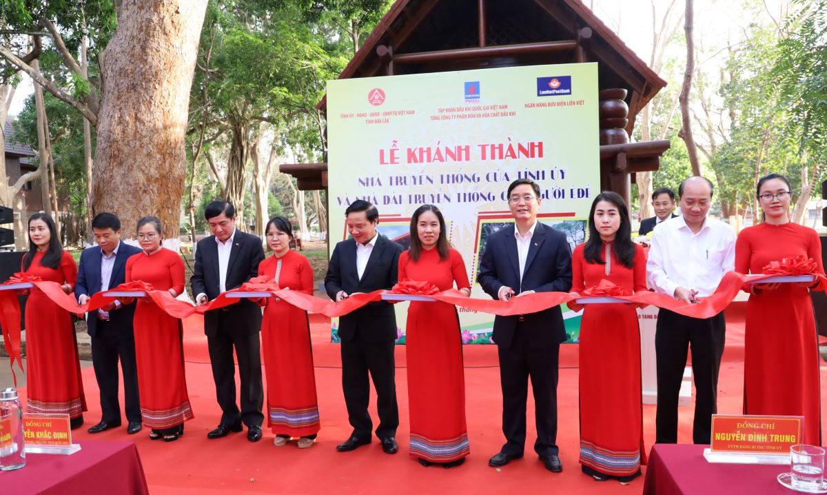 Khánh thành Nhà truyền thống của Tỉnh ủy và Nhà dài truyền thống của người Ê đê