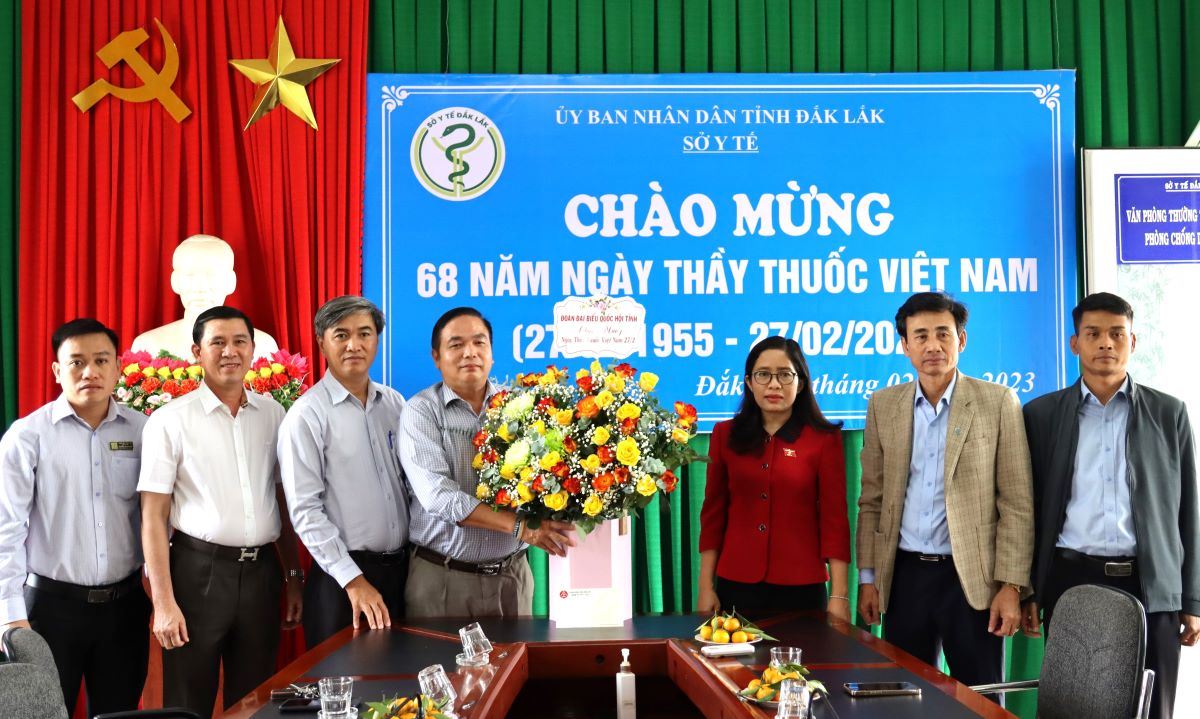 Đoàn ĐBQH tỉnh thăm, chúc mừng Ngày Thầy thuốc Việt Nam 27/2