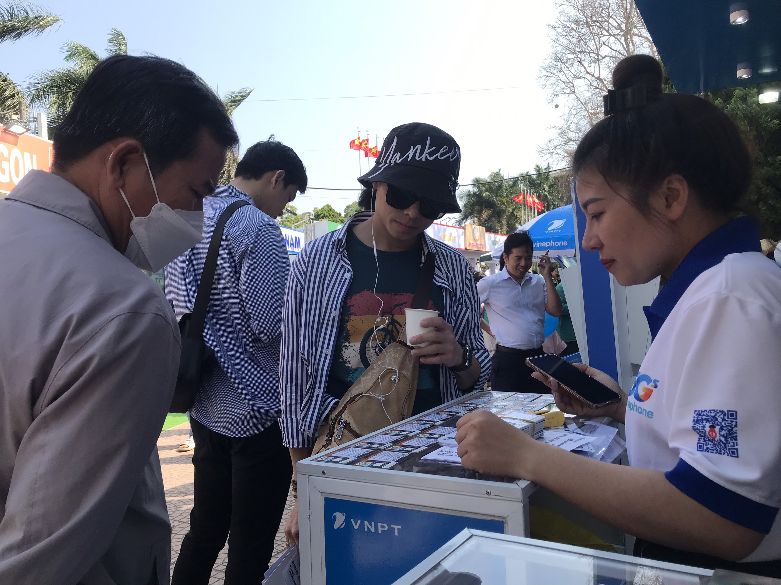 Thỏa sức trải nghiệm công nghệ thực tế ảo AR/VR với sóng VinaPhone 5G tại Lễ hội cà phê Buôn Ma Thuột  lần thứ 8 năm 2023.