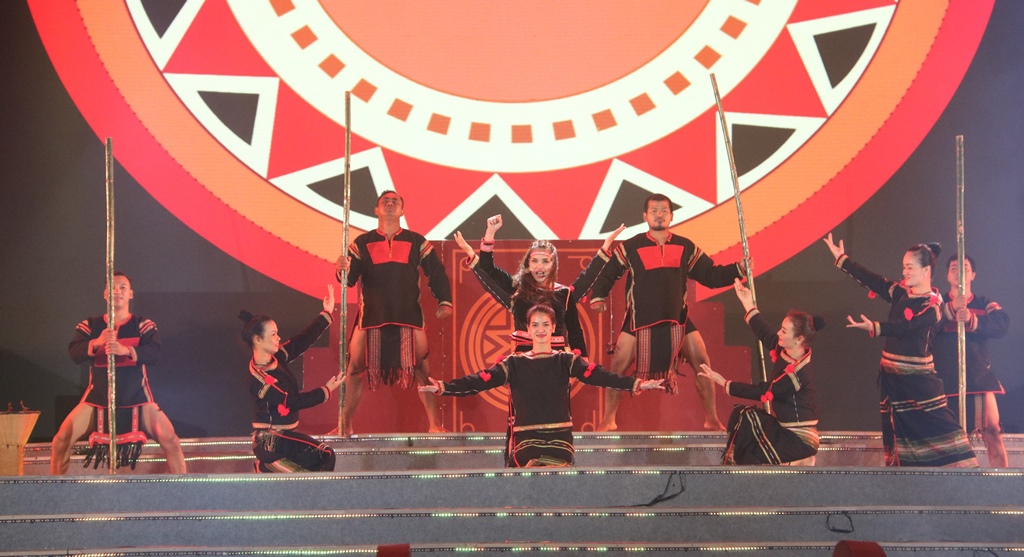 Biểu diễn vở Ca kịch “Khát vọng Dam Săn