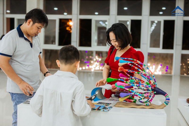 Độc đáo Triển lãm mỹ thuật Đàm Đăng Lại: “Presents for present - Món quà cho hiện tại”