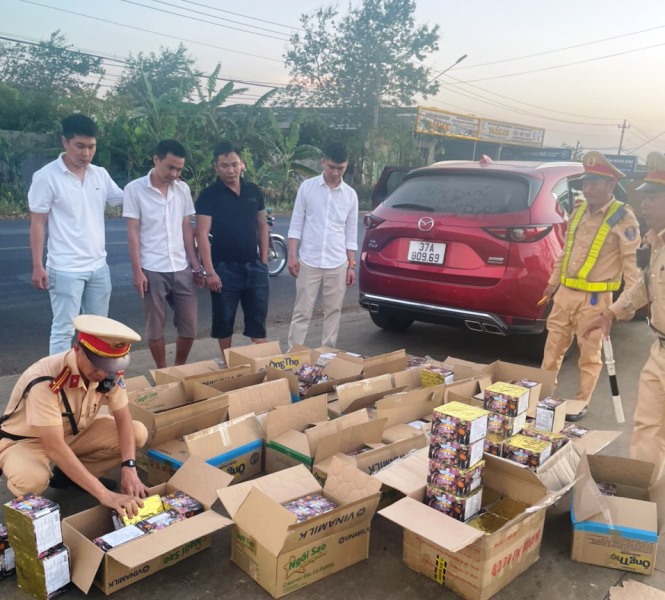 Bắt xe ô tô chở hơn 300kg pháo hoa không có hóa đơn chứng từ tại huyện Krông Búk.