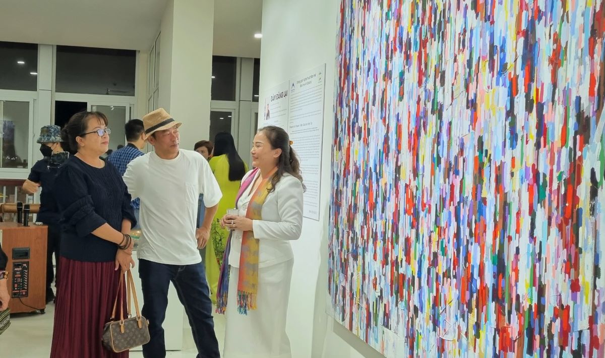 Triển lãm mỹ thuật “Presents for present - Món quà cho hiện tại”