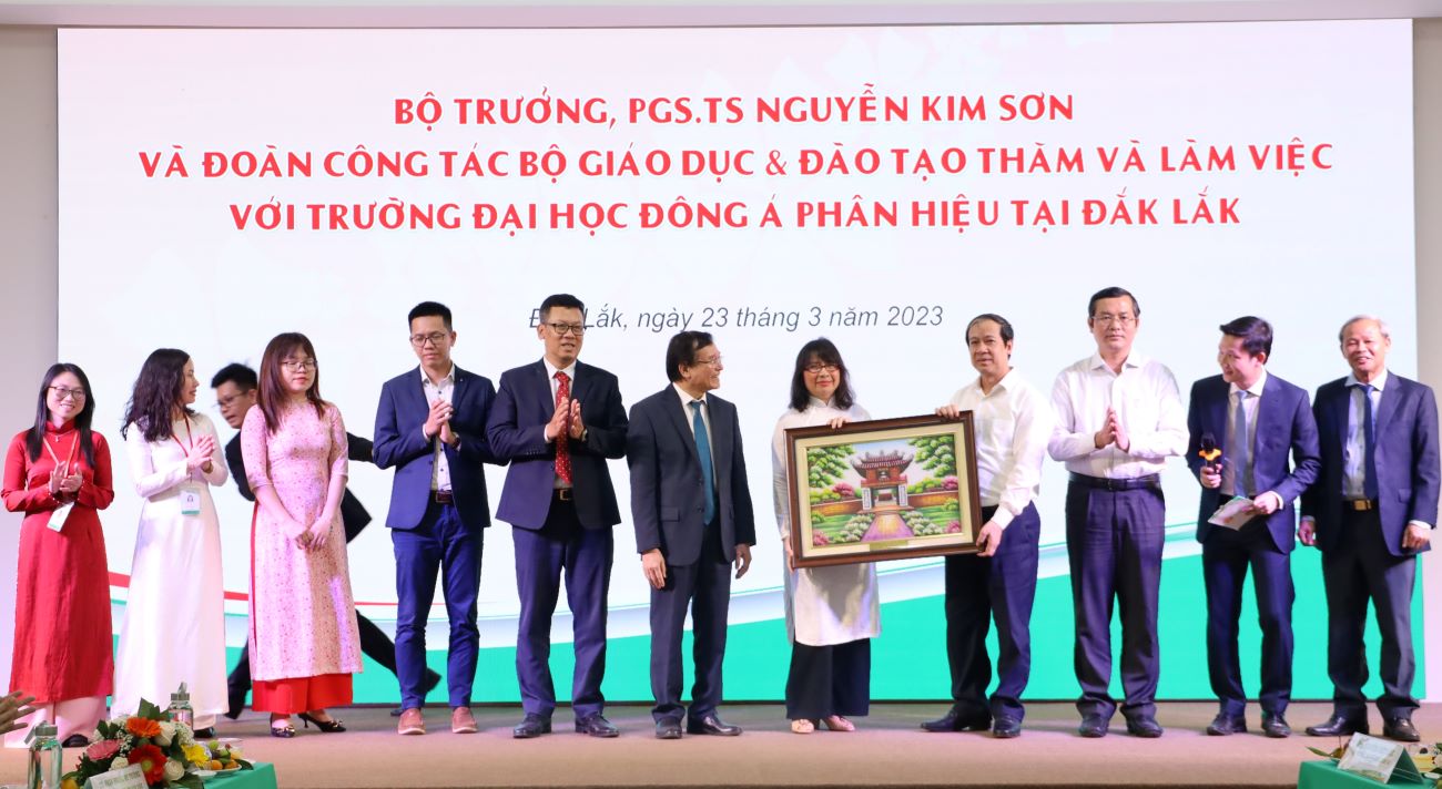 Bộ trưởng Bộ Giáo dục và Đào tạo thăm và làm việc với Phân hiệu Trường Đại học Đông Á tại Đắk Lắk
