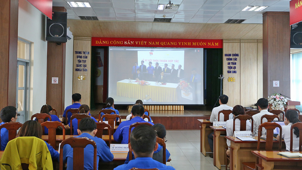 Dak Lak Provincial Youth Union and Provincial Post Office signs a cooperation program for the period of 2023-2026
