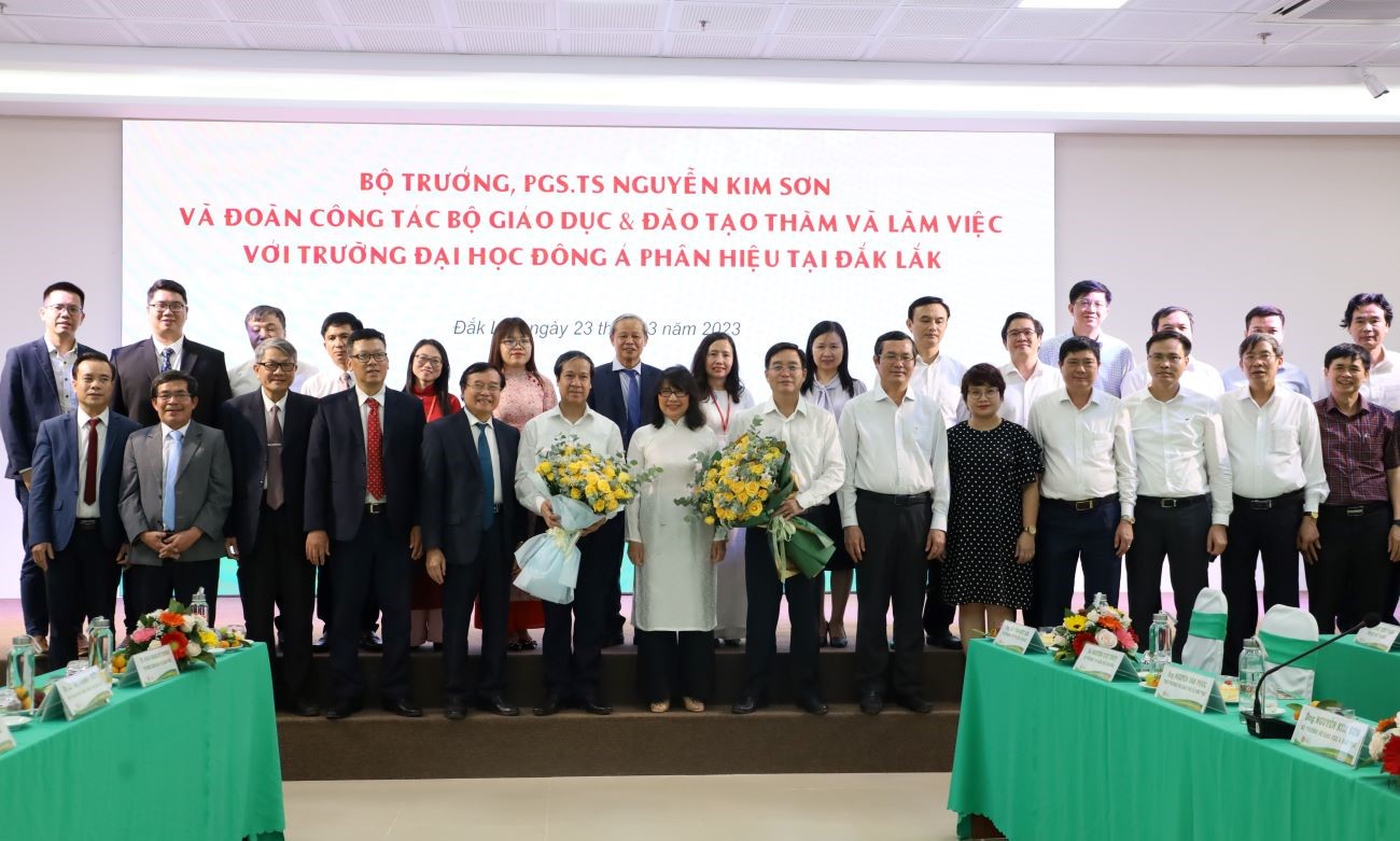 The Minister of Education and Training visits Dong A University - Dak Lak branch