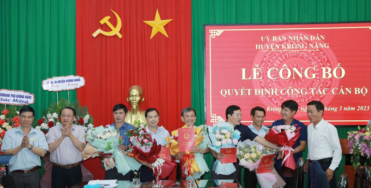 Huyện Krông Năng công bố các quyết định về công tác cán bộ