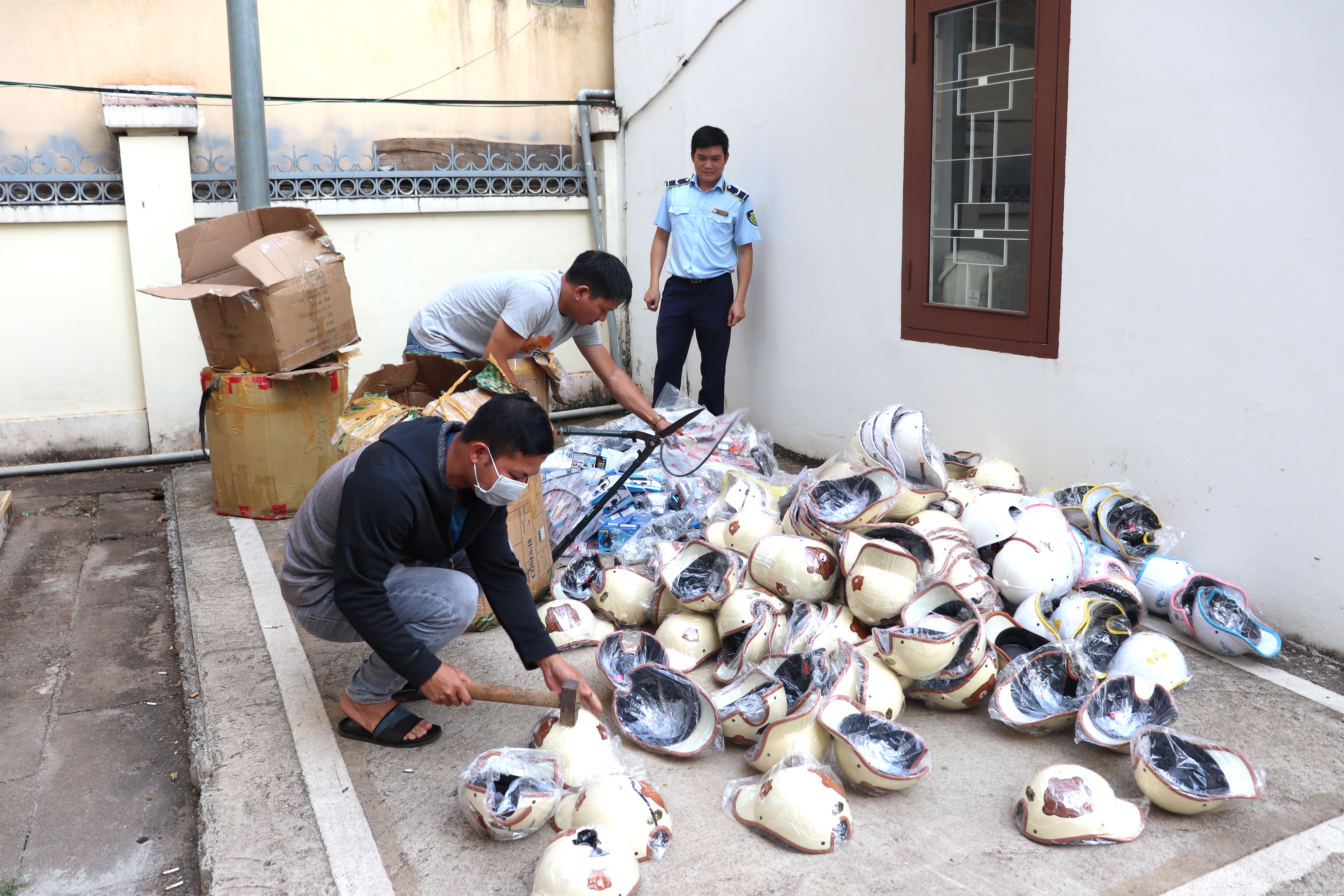 Tiêu hủy hơn 1.000 sản phẩm quần áo, giày dép giả mạo thương hiệu nổi tiếng.