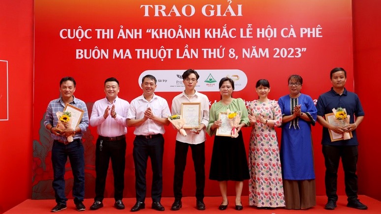 Awarding prizes for the Photo Contest “Moment of the 8th Buon Ma Thuot Coffee Festival”