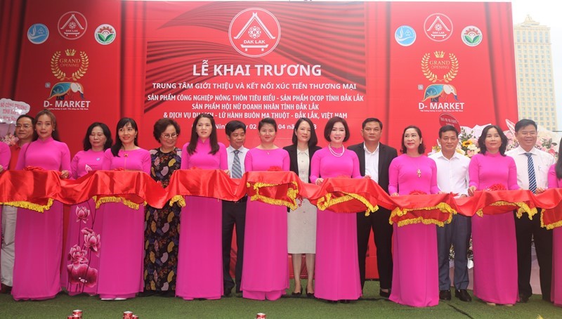 Opening of the Trade Promotion and Introduction Center in Mong Cai, Quang Ninh province.