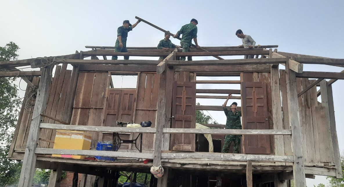 Đồn Biên phòng Ia Rvê giúp người dân khắc phục hậu quả thiên tai