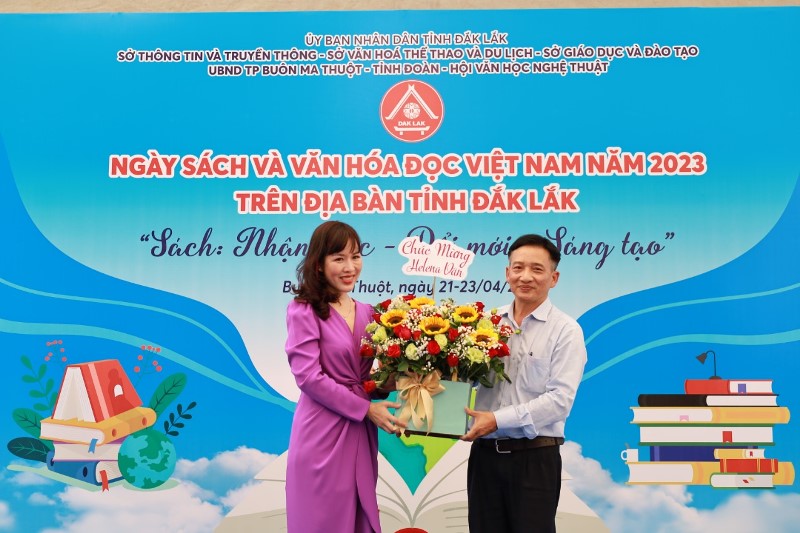 Ra mắt Sách ảnh: “Helena Vân và hành trình đi để Chạm, lan tỏa yêu thương” tại Đắk Lắk.